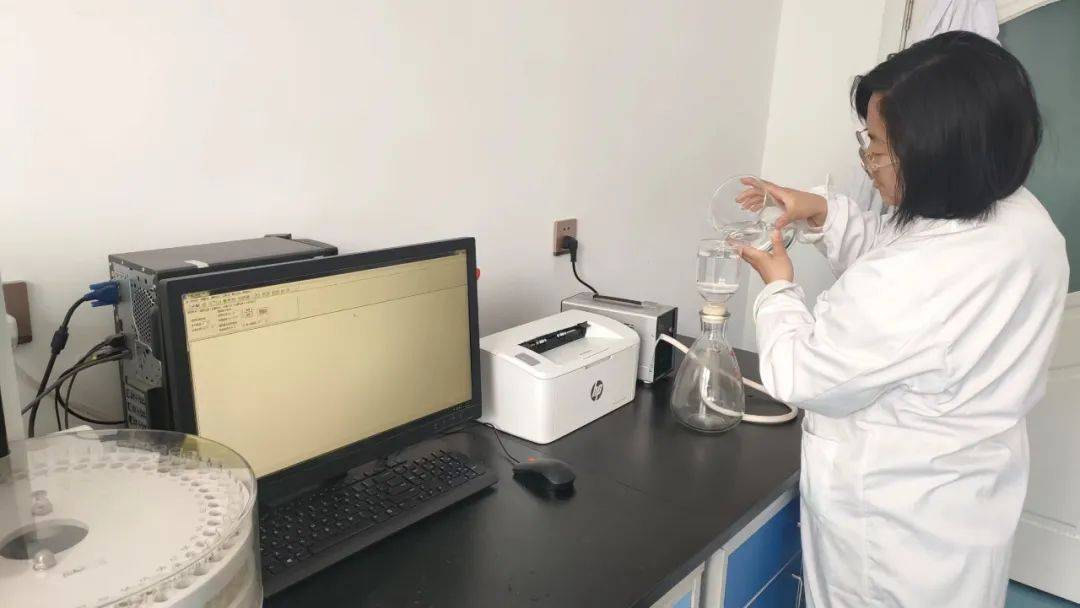 永清县疾控中心检验科进行检测仪器常规系统维护工作(图3)