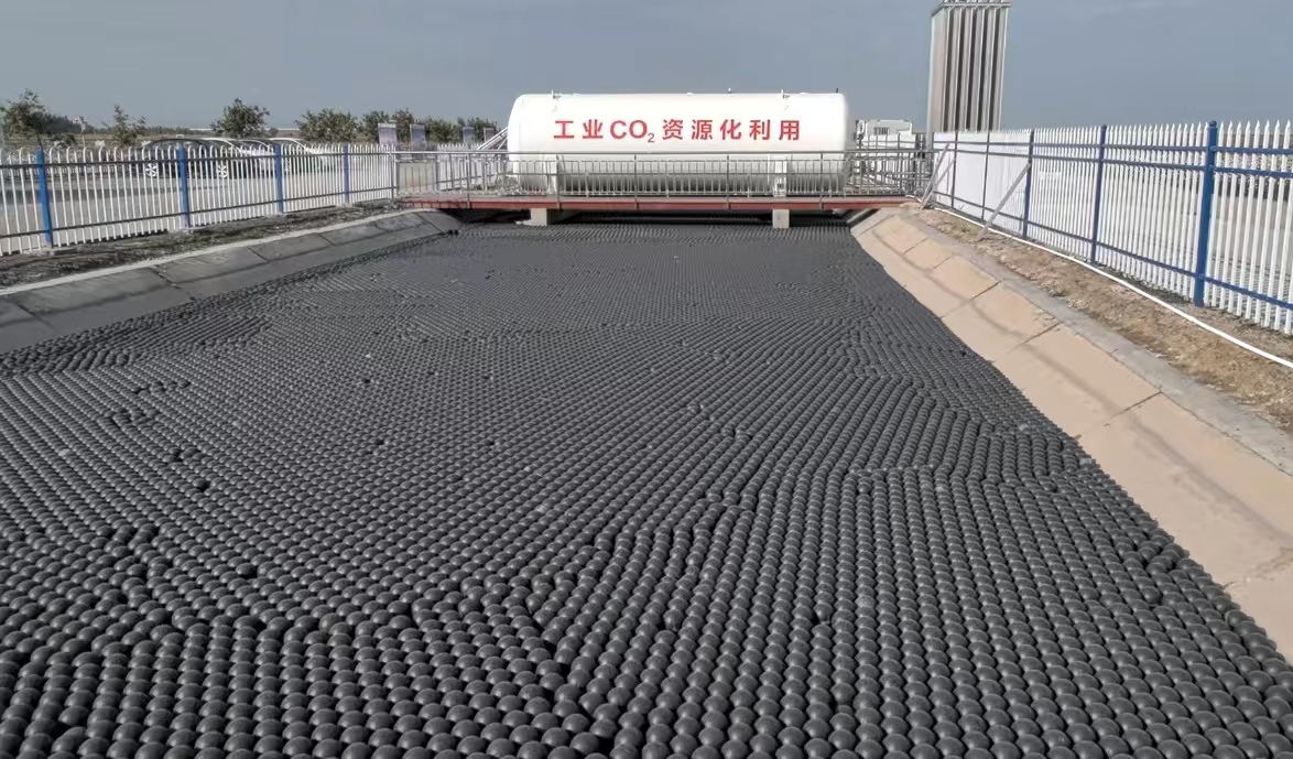 空中无人机、地面监测仪、地下传感器……这个农业示范基地满满都是“科技范”(图3)
